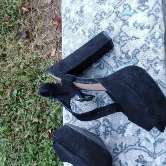 Black peep toe heels with platform - Picture 6 of 7